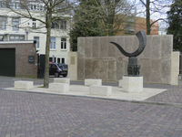 907528 Afbeelding van het Joods Monument aan de Johan van Oldenbarneveltlaan te Utrecht, met de gedenkmuur en het ...